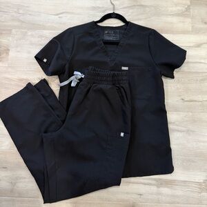 Figs women’s black scrub set